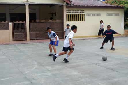 Bermain Bola di Waktu Senggang