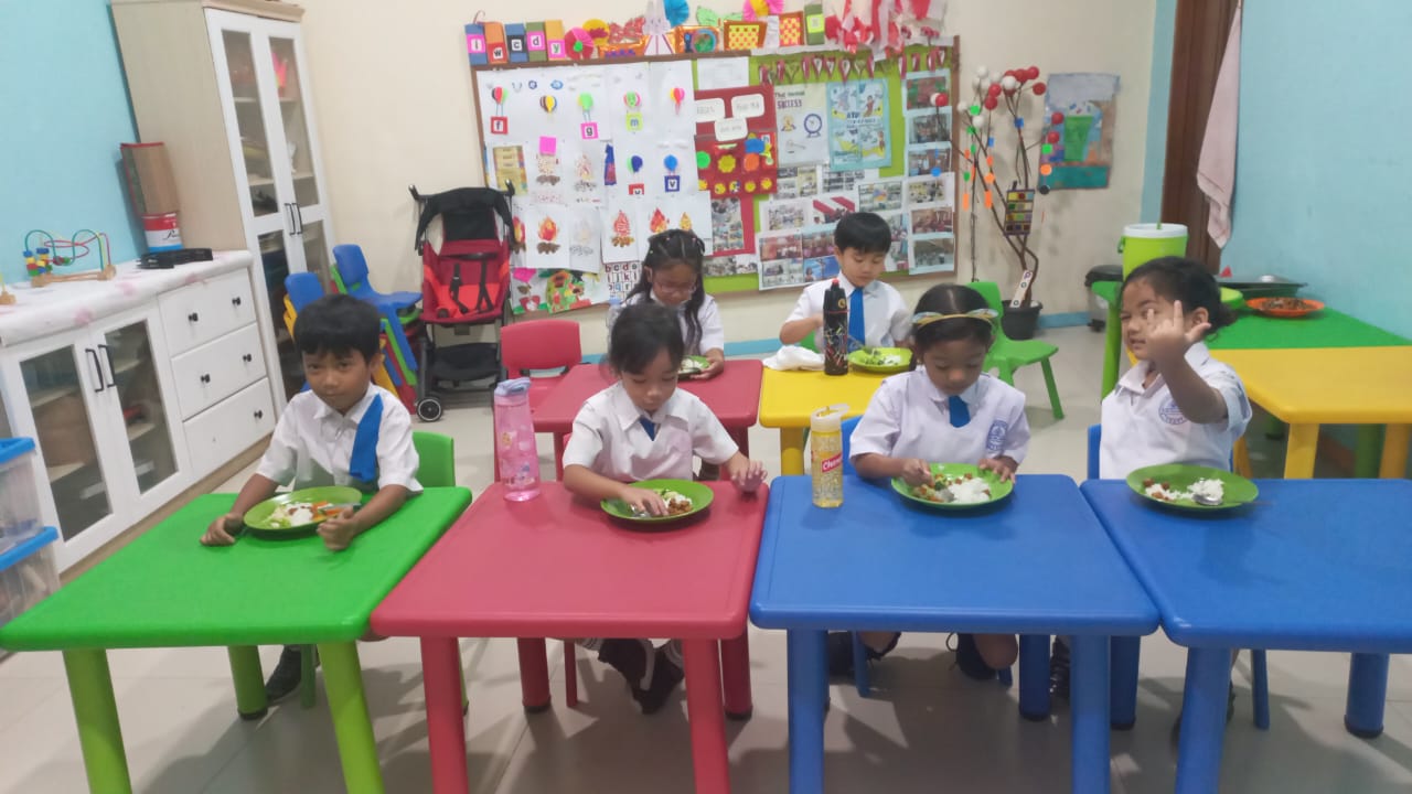 Makan Siang Bersama di Kelas TK